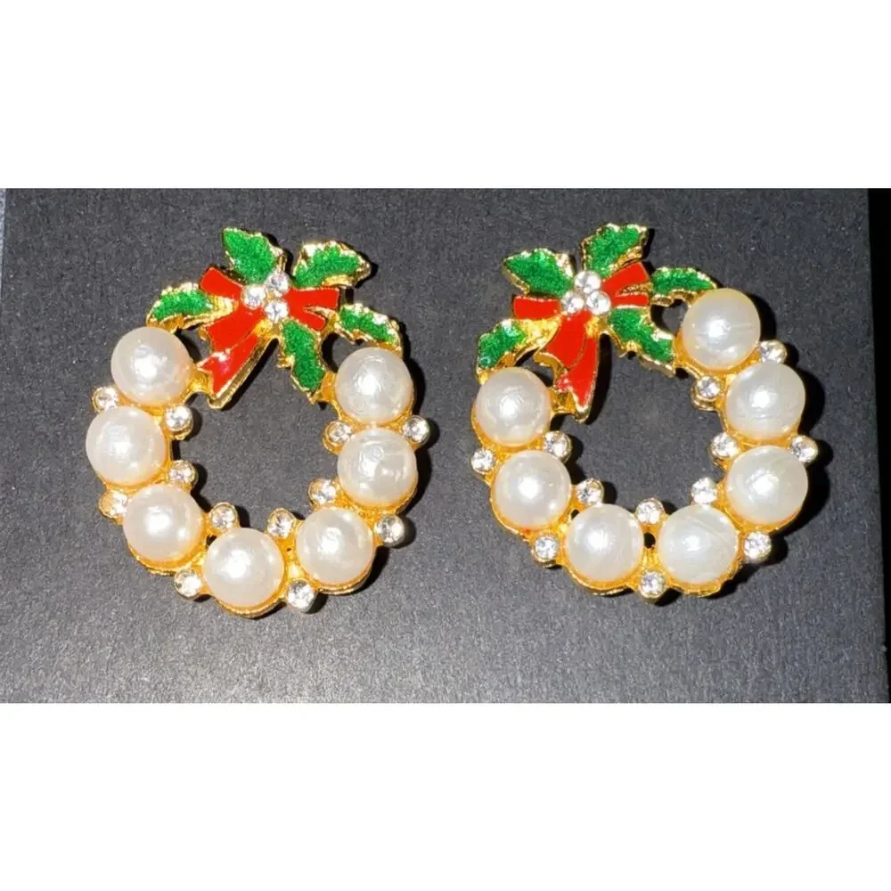 NWT Elegant Faux Pearl Christmas Wreath Earrings ,lightweight,Stud Goldtone